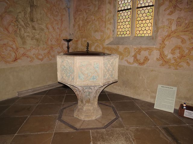 gotická křtitelnice v kostele sv. Mikuláše