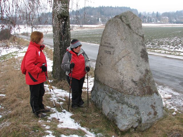 kámen stojí na rozcestí u Horních Dubenek od roku 1929; foto F. Janeček