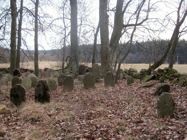 hřbitov je dobře udržovaný, jen kamenná zídka je místy pobořená