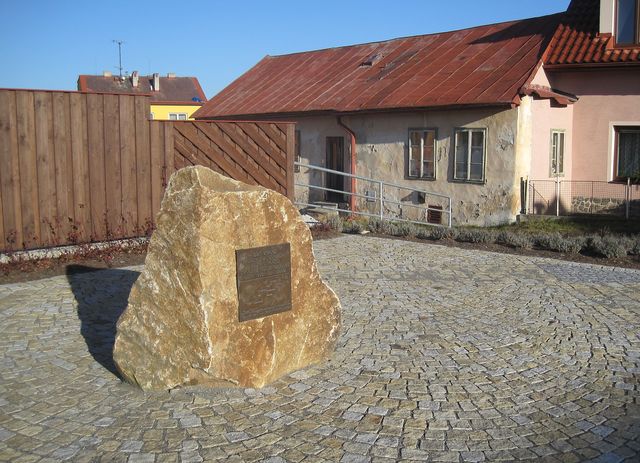 památník události spadlých meteoritů v roce 1808 byl přestěhován do centra obce