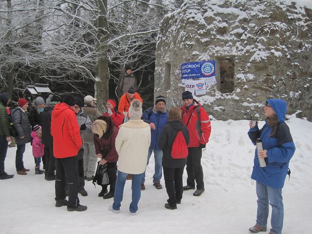 už před druhou hodinou odpolední se na Šacberku u torza rozhledny scházeli účastníci novoročního výstupu; www.svatosi.cz