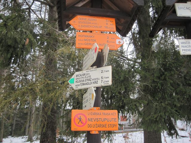 rozcestník pěších a lyžařských tras na Špičáckém sedle