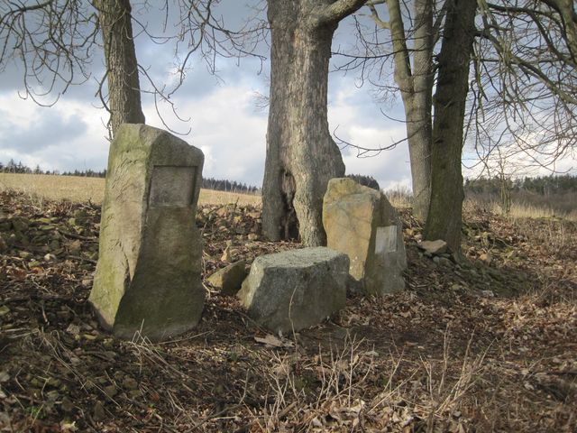 Richlého pamětní kameny nad Mirošovem