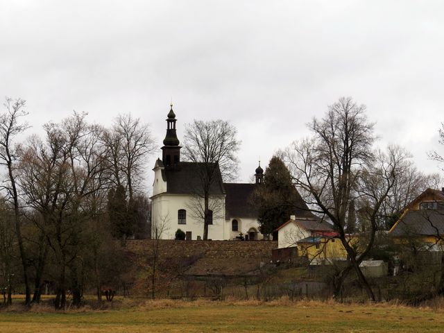 kostel sv. Kunhuty v Kostelci byl chráněn valem; www.svatosi.cz kostel sv. Kunhuty v Kostelci byl chráněn valem; www.svatosi.cz