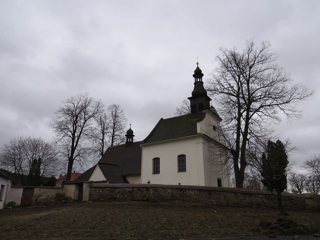 kostel v Kostelci pochází ze 13. století, jeho předchůdcem byl dřevěný