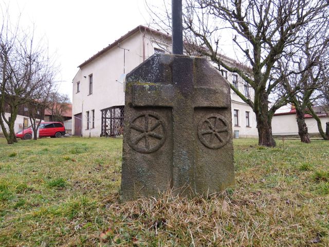 kámen v zahradě staré školy v Cejli kámen v zahradě staré školy v Cejli