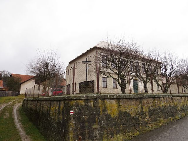 stará škola v Cejli, v rohu zahrady je pamětní kámen s křížem stará škola v Cejli, v rohu zahrady je pamětní kámen s křížem