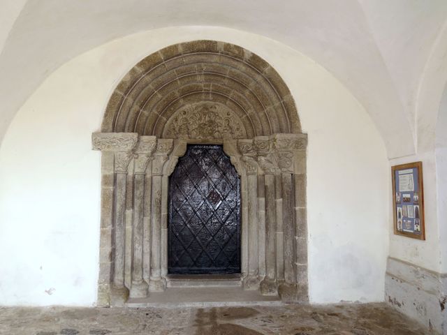 portál měřínského kostele má shodné prvky s portálem třebíčské baziliky sv. Prokopa