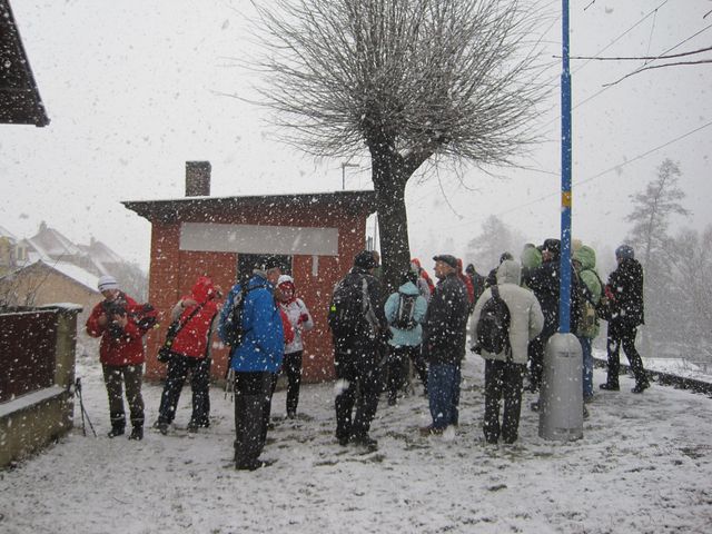 železniční zastávka ve Dvorcích; www.svatosi.cz železniční zastávka ve Dvorcích; www.svatosi.cz