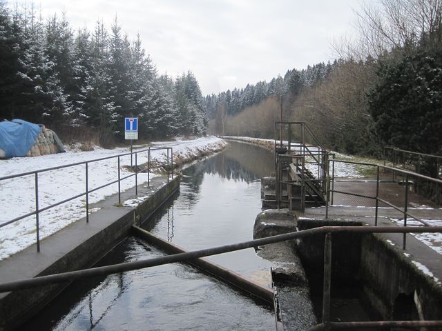 náhon přivádějící vodu z řeky ke mlýnu je 600 metrů dlouhý náhon přivádějící vodu z řeky ke mlýnu je 600 metrů dlouhý