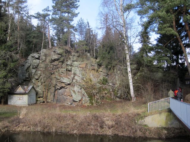 v těchto místech byla vybudovaná v 16. století hráz soukenické valchy v těchto místech byla vybudovaná v 16. století hráz soukenické valchy