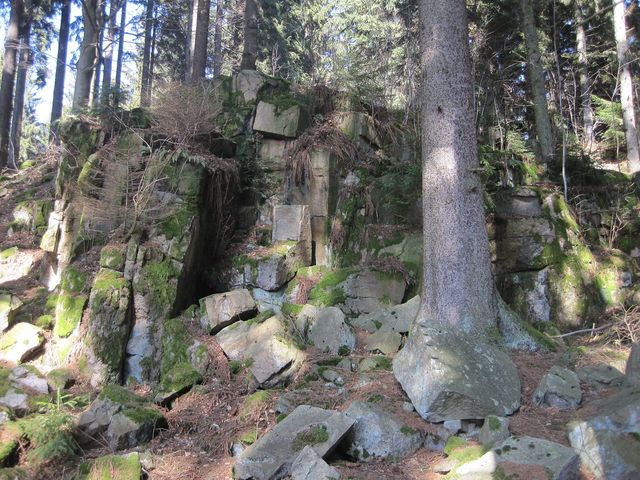 silně zvětralá skála, na které lze pozorovat vzniklé pukliny - přírodní výtvor se nazývý pseudokar; www.svatosi.cz silně zvětralá skála, na které lze pozorovat vzniklé pukliny - přírodní výtvor se nazývý pseudokar; www.svatosi.cz