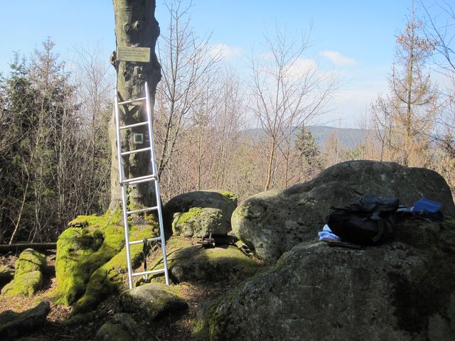 je třeba instalovat dřevěnou podložku pod informační tabulku je třeba instalovat dřevěnou podložku pod informační tabulku