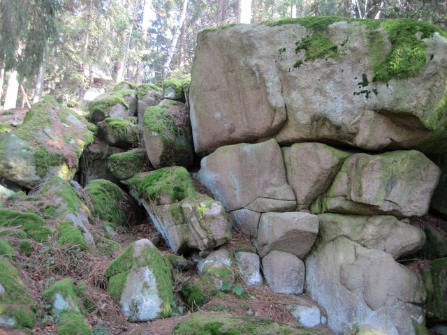 zvětralé balvany jsou jednou ze zajímavostí naučné stezky zvětralé balvany jsou jednou ze zajímavostí naučné stezky