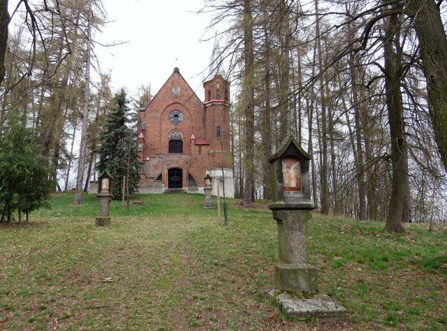 je hrobce Lobkoviců v Netíně vede křížová cesta