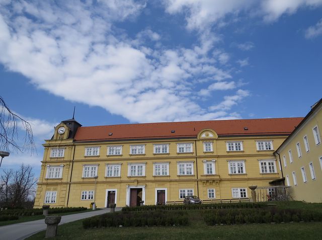 zámek v Křižanově stojí na místě hradu, kde se narodila sv. Zdislava