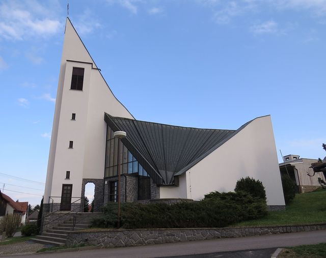 kostel v Horní Libochové byl postaven podle návrhu architekta Ludvíka Kolka z Brna