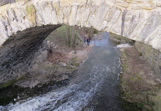 pod 3 metry širokým mostem s jediným obloukem o desetimetrovém rozpětí je přepad vody z rybníka