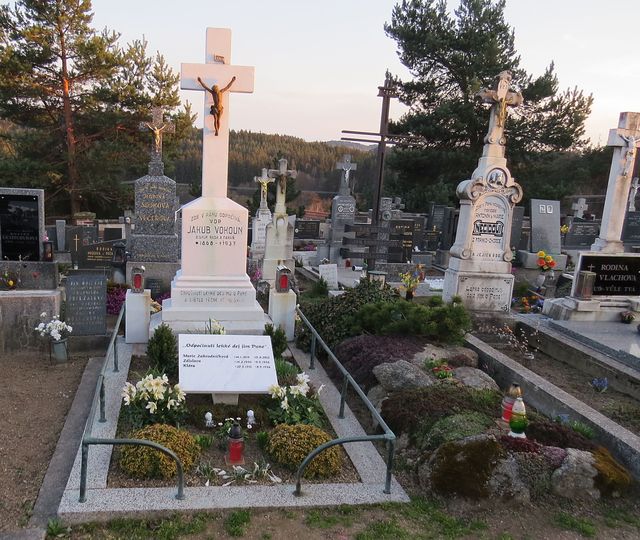 vlevo hrob paní Marie Zahradníčkové a jejích dcerušek, vpravo hrob básníka Jana Zahradníčka