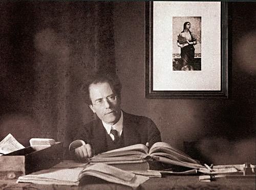 Gustav Mahler s obrazem sv. Cecilie, patronky duchovní hudby; foto z webu