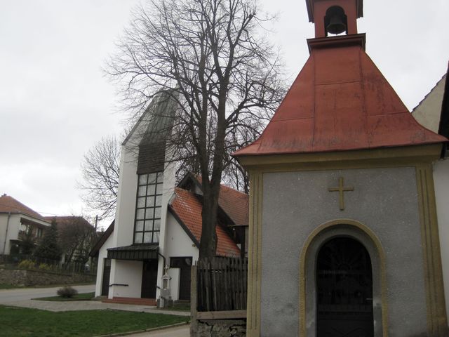 kaple sv. Anny se zvoničkou na návsi v Lavičkách