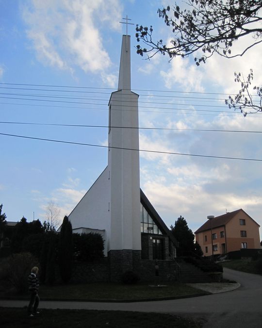 kostel sv. Ludmily byl vysvěcen v roce 1994