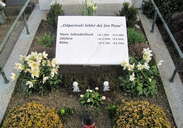 na hřbitově v Uhřínově