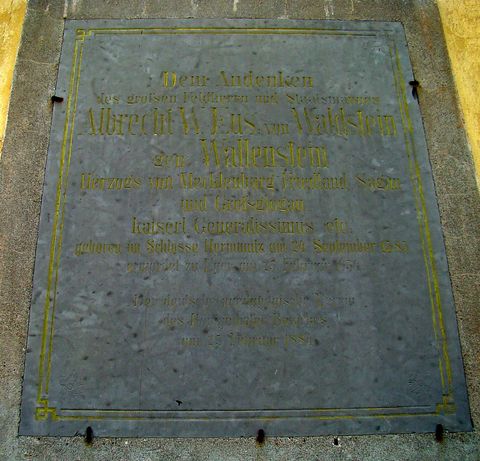 pamětní deska na kostele připomíná, že se na zdejší tvrzi narodil Albrecht z Valdštejna
