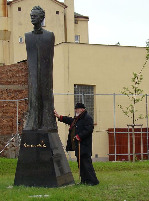 1. června 2010 - sochař Jan Koblasa vyprovází svoji sochu do života; www.svatosi.cz
