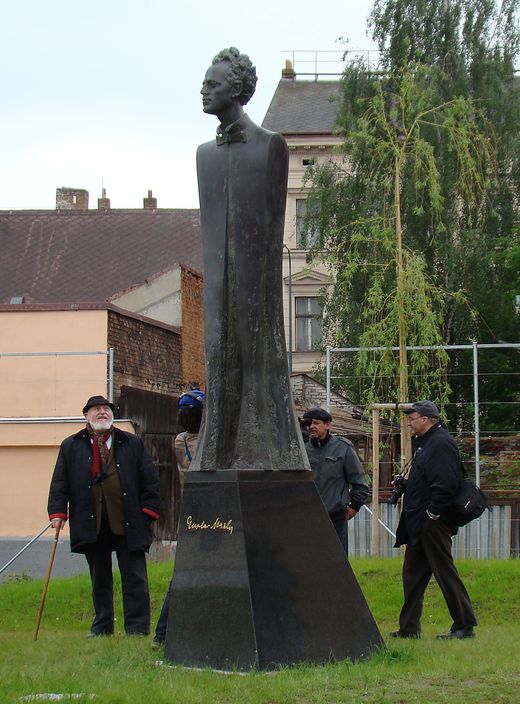 instalace sochy Gustava Mahlera v jihlavském parku 1. 6. 2010