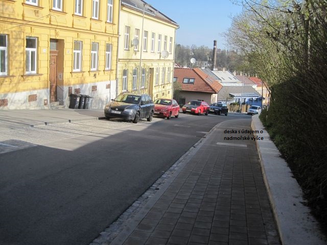Srázná ulice - výškový rozdíl činí 45 metrů; www.svatosi.cz