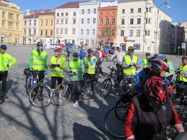 na náměstí se sjíždějí cyklisté