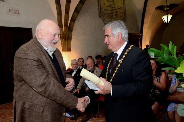 primátor Rudolf Chloupek předává Janu Koblasovi Cenu města Jihlavy; foto J. Černo