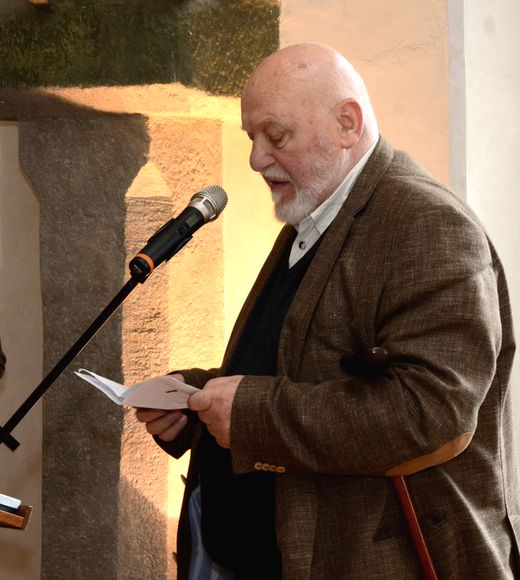 sochař Jan Koblasa promlouvá po převzetí ceny ke shromážděným; foto J. Černo