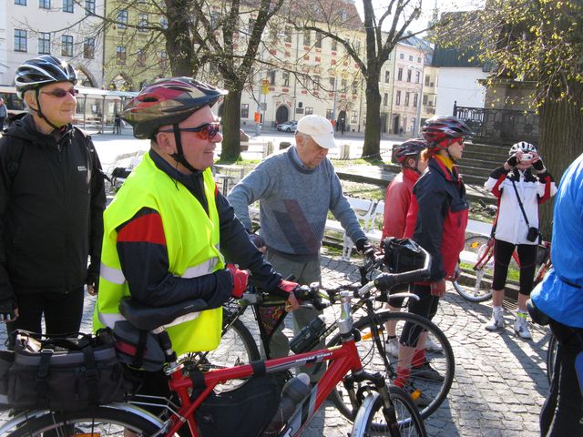 cyklisté ze všech tří jihlavských odborů KČT se přišli vzájemně pozdravit - foto jd