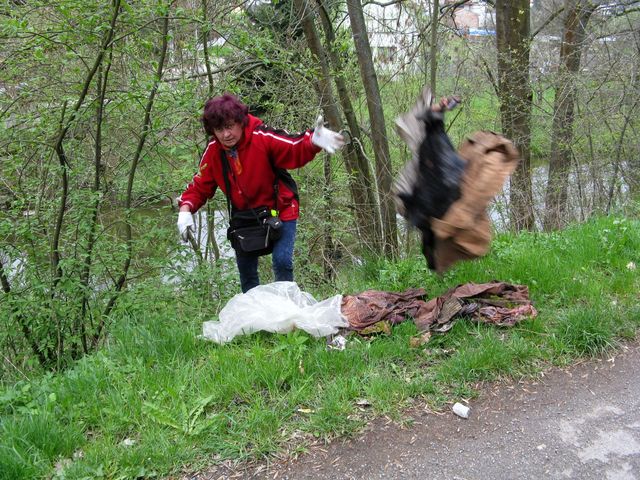 Pavla Varhaníková čistí břeh s velkou energií; foto MB
