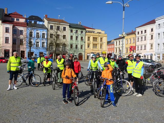 většina turistů z odboru Čeřínek oblékla žluté bezpečnostní vesty - foto vv