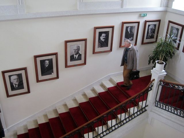 schodiště zdobí portréty předsedů Senátu