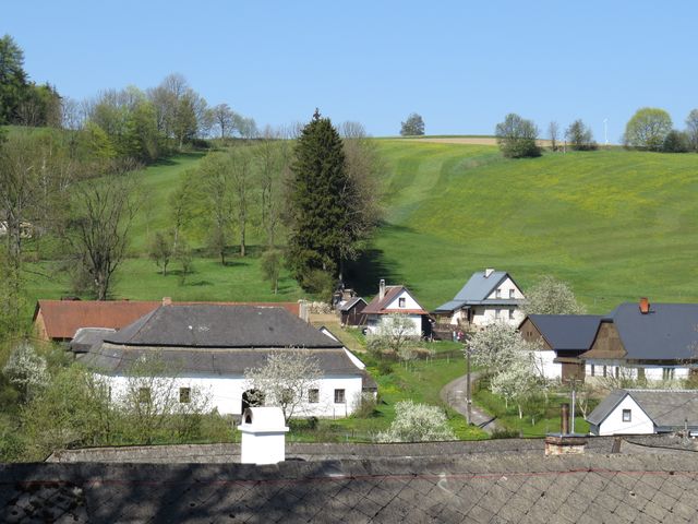 část obce Javorek s rychtou z roku 1340