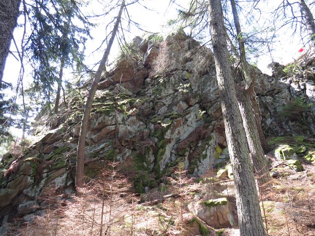 výška zvětralého skaliska je asi 17 metrů