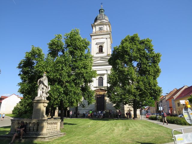 farní kostel sv. Petra a Pavla na Masarykově náměstí v Dolních Kounicích byl vysvěcen na konci 19. století