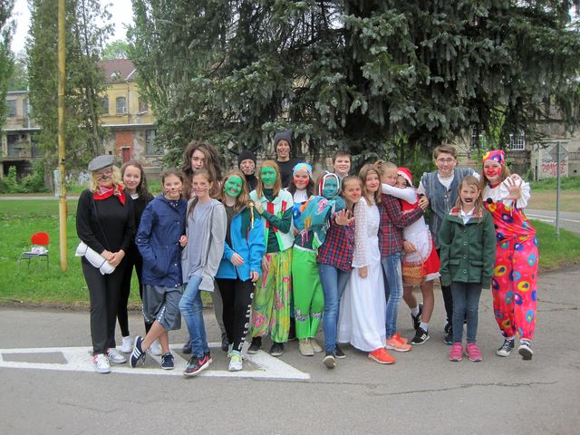 žáci a žákyně ZŠ Nad Plovárnou už po několikáté vystupovali na stanovištích Pohádkového odpoledne