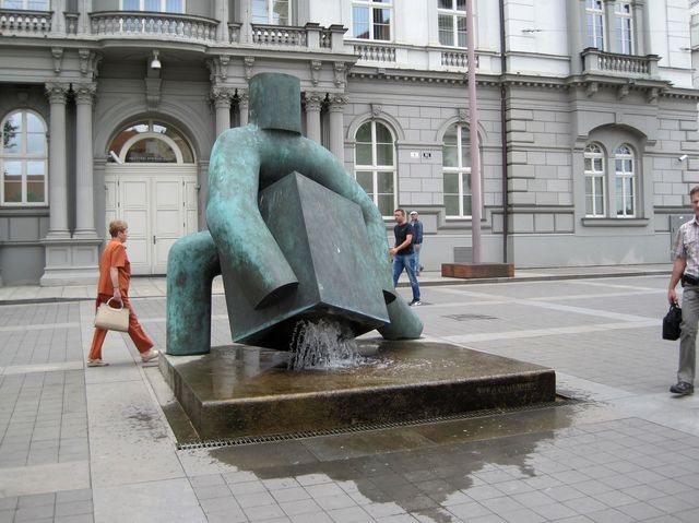 měděná socha muže snažícího se zvednout kvádr symbolizuje těžkou, ale křehkou spravedlnost; www.svatosi.cz