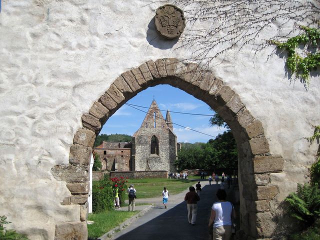 kamenný znak nad vstupní bránou do areálu kláštera v Dolních Kounicích
