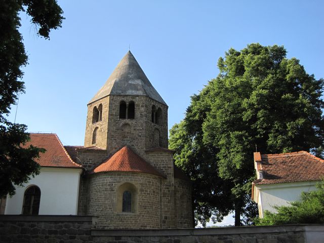 osmiboká věž s jehlanovitou střechou, vpravo barokní márnice; www.svatosi.cz
