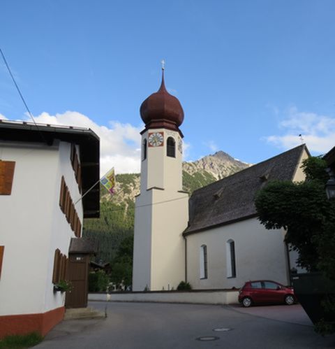 Pleisspitze s věží kostela ve Stanzachu