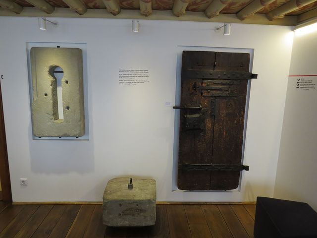 okénko, dveře a kámen, údajně z Husova vězení v klášteře dominikánů v Kostnici; byly vystavovány od počátku 19. století