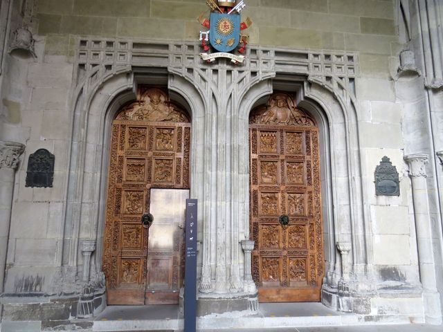 dveřmi v dubových vratech z roku 1460 se vstupuje do katedrály Matky Boží