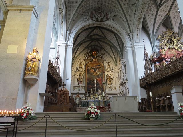 hlavní oltář katedrály
