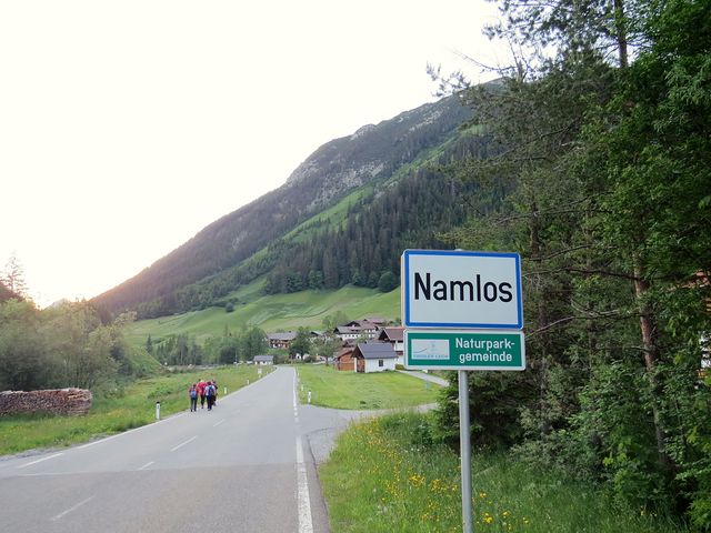 Namlos má necelou stovku obyvatel, do Stanzachu je odtud asi 10 km